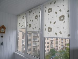 Установка рулонных штор на пластиковые окна в Гатчине